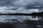 Um dia nublado refletido nas águas do lago Fagnano, perto de Tolhuin, pequena cidade na região de Ushuaia, no sul da Terra do Fogo, Argentina